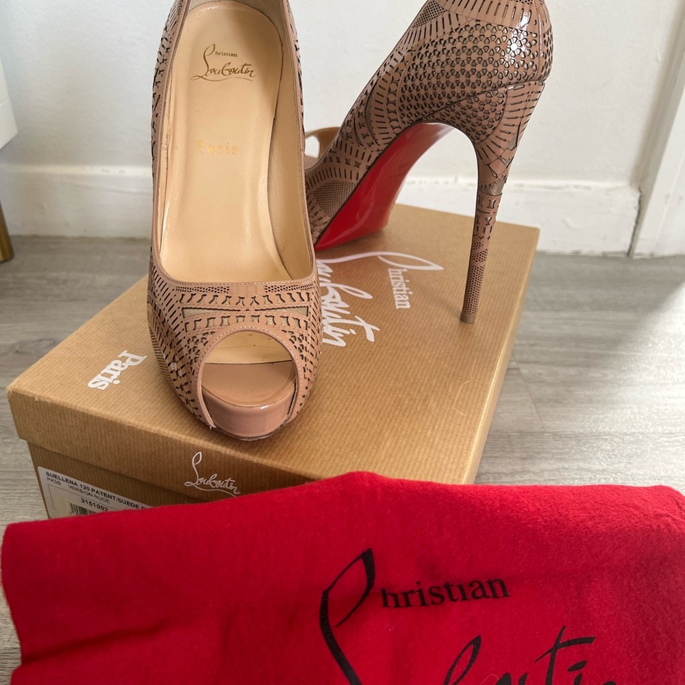 Christian Louboutin nude patent leather pumps.. Size 10